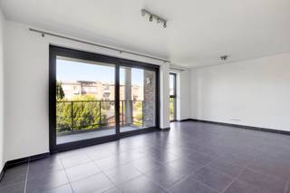 Gunstig gelegen appartement gelegen in een doodlopende straat en in de nabijheid van winkels, openbaar vervoer, invalswegen en alle voorzieningen. <br /><br />Dit energiezuinige appartement heeft label A en is gelegen op de eerste verdieping in een gebouw met lift.<br /><br />Indeling: inkomhal, een ruime woonkamer met open keuken, een berging, een toilet, twee slaapkamers (...m² en ...m²) en een badkamer met inloopdouche. Dit appartement heeft bovendien een leuk (overdekt) terras. Daarnaast is er ook nog een kelderruimte en een privé autostaanplaats inbegrepen. Het is mogelijk om van de staanplaats een gesloten garage te maken mits plaatsen van een poort. <br /><br />Extra informatie: recente bouw (2014-2015), elektriciteit conform tot 2051, individuele CV op gas, dubbele beglazing, gunstig EPC, ... Dit appartement is ideaal zowel voor eigen bewoning, als investering! <br /><br />Interesse? Contacteer Stephanie voor meer informatie of voor het inplannen van een bezoek op 0477 81 67 75 of Stephanie@woonkantoor.be