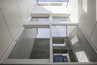 Op een absolute toplocatie in het centrum, op wandelafstand van het station, winkels, restaurants en alle voorzieningen, bevindt zich deze uitzonderlijke architectenwoning met loftallure. Achter de karaktervolle gevel gaat een verrassend ruim en hedendaags woonconcept schuil, waar licht, architectuur en wooncomfort naadloos samenkomen.<br /><br />Bij het binnenkomen word je verwelkomd in een ruime inkomhal met praktische berging. Aansluitend bevindt zich de eetruimte, die dankzij de grote raampartijen baadt in het natuurlijke licht en uitgeeft op een gezellige stadstuin – een zeldzame, groene oase van rust midden in de stad. De keuken wordt nog geplaatst en kan, in overleg met de koper, volledig afgestemd worden op persoonlijke smaak en wensen.<br /><br />De indrukwekkende designtrap vormt het architecturale middelpunt van de woning en verbindt de verschillende niveaus op een speelse en elegante manier.<br /><br />De eerste verdieping biedt plaats aan een aangename leefruimte, een eerste slaapkamer en een apart gastentoilet. Op de tweede verdieping bevinden zich een stijlvolle badkamer met ligbad, inloopdouche en dubbele lavabo, een tweede slaapkamer en een afzonderlijk toilet.<br /><br />De bovenste verdieping vormt een echte troef met een derde slaapkamer of polyvalente ruimte die uitgeeft op een zonnig dakterras. Van hieruit geniet je van een uniek uitzicht over de historische skyline van de stad.<br /><br />Ook op technisch vlak scoort deze woning uitstekend. Dankzij het EPC A, de warmtepomp, zonnepanelen en vloerverwarming geniet je van een bijzonder energiezuinige en toekomstgerichte woning met een maximaal wooncomfort en minimale energiekosten.<br />Een unieke stadswoning voor wie op zoek is naar architectuur, duurzaamheid en buitenruimte op een toplocatie. Ideaal als eigen woning, pied-à-terre of investering.<br /><br />Interesse? Contacteer ons voor een bezoek en ontdek zelf dit bijzondere pand.