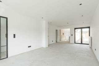<p>Gelegen aan de Steenweg op Kleine Brogel in Kaulille, vinden we deze charmante en volledig gerenoveerde gezinswoning terug. Met een bewoonbare oppervlakte van 155 m² biedt het huis een ideale setting voor gezinnen die op zoek zijn naar een harmonieuze levensstijl. Deze woning, gebouwd in 1973, maar ondertussen volledig gestript en opnieuw opgebouwd heeft de charme van zijn tijd behouden, terwijl het ook ruimschoots voorzien is van moderne gemakken. De indeling omvat een inkomhal, een ruime woonkamer, met aansluitend een open keuken, een berging gelijkvloers en een slaapkamers/hobbyruimte gelijkvloers.<br /><br />Op de verdieping zijn nog 3 slaapkamers voorzien, en een badkamer.<br /> </p>
<p>Deze gezinswoning is een ideale plek voor wie op zoek is naar comfort en ruimte in een warme, uitnodigende omgeving.</p>
<p>Neem de tijd om deze woning zelf te ervaren en laat u verrassen door de mogelijkheden die het biedt. Neem gerust contact met ons op voor meer informatie of om een bezichtiging in te plannen. Wij staan voor u klaar om u te helpen bij het vinden van uw nieuwe thuis.</p>