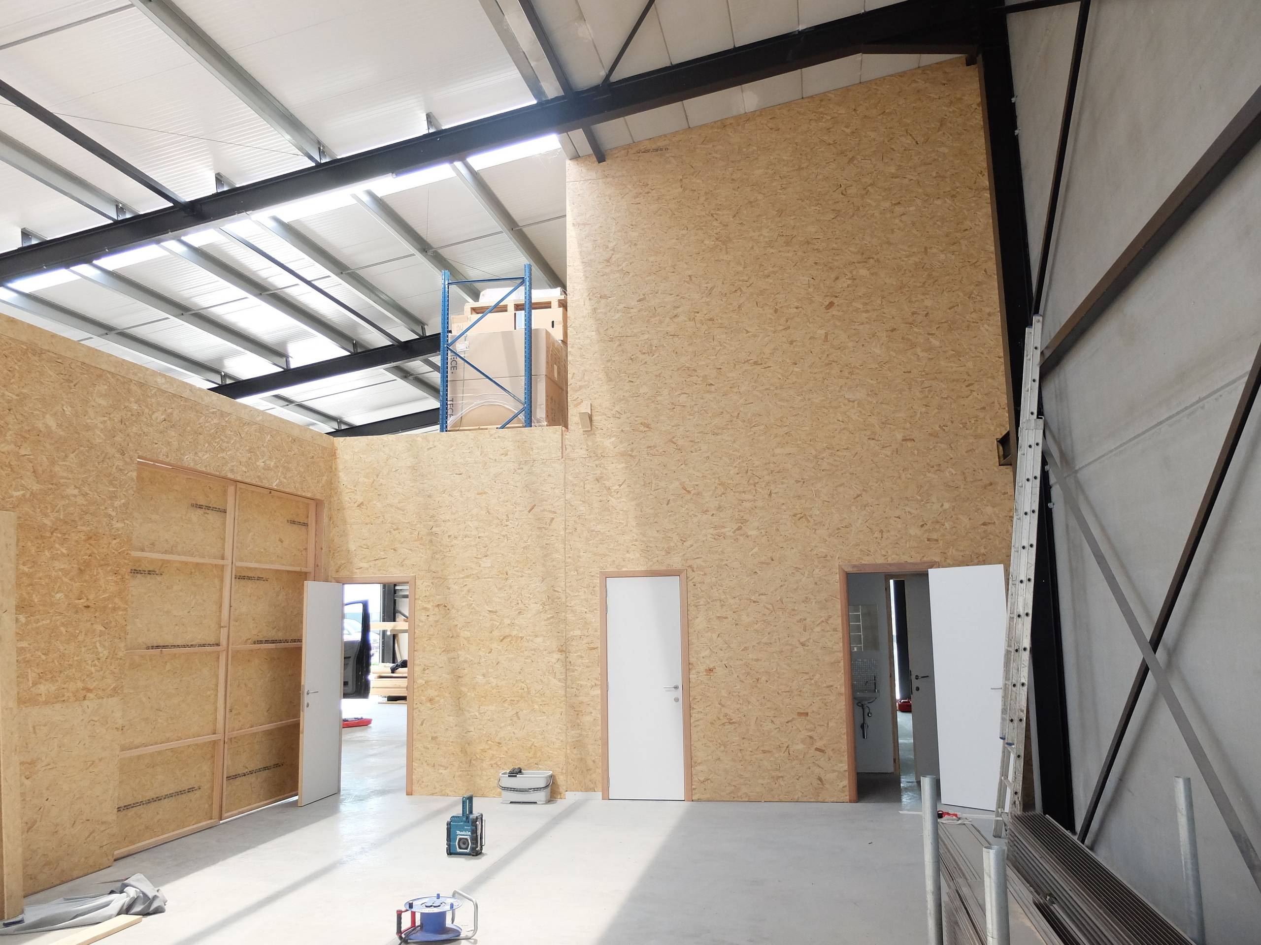 Lichtrijke Kantoorruimte met privéterras met loods te Huur - foto 5