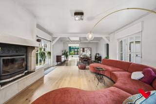 In een groene omgeving nabij het dorpscentrum van Lubbeek, bevindt zich deze uitzonderlijk ruime en lichtrijke villa.<br /><br /><br />De open indeling, de elegant geïntegreerde veranda en de groene tuin rondom creëren een exclusieve woonbeleving waar licht, ruimte en comfort centraal staan.<br />De villa biedt flexibele en hoogwaardige woonmogelijkheden met potentieel tot vier volwaardige slaapkamers. De master suite beschikt over een luxueuze ensuite badkamer en een royale dressing, die eenvoudig kan worden ingericht als extra slaapkamer. De kamer op het gelijkvloers kan ook ingericht worden als kabinet voor het uitoefenen van een zelfstandig beroep, iets waar de oprit en bijhorende staanplaats zich ook toe leent. Tot slot is de woning volledig onderkelderd en voorzien van een inpandige garage, wat bijdraagt aan het uitzonderlijke comfort en de praktische leefkwaliteit.<br /><br /><br />Als unieke meerwaarde beschikt het eigendom over een loods met dubbele garagepoort dat via afzonderlijke inrit achteraan makkelijk bereikbaar is. Deze infrastructuur creëert uitzonderlijke opportuniteiten voor opslag, atelier, logistieke ondersteuning of professionele exploitatie, los van het hoofdgebouw.<br /><br />Een zeldzame troef die wonen en professioneel gebruik perfect weet te combineren op een topligging in het Hageland.<br /><br /><br />Interesse? Aarzel niet en contacteer BVM Vastgoed op 016 23 21 45 of via info@bvm-vastgoed.be