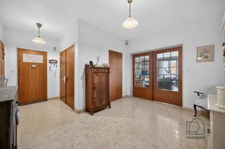 <h2><span>Ruim appartement met 2 slaapkamers op de IJzerenleen in Mechelen (140 m²)</span></h2><p><span>Bent u op zoek naar een ruim appartement in hartje Mechelen, met veel potentieel én een uitstekende ligging? Dan is dit appartement op de IJzerenleen absoluut een bezoek waard.</span></p><p><span>Gelegen op de 4de verdieping van een verzorgd gebouw met lift, geniet u hier van een aangenaam uitzicht en tegelijk van de rust, weg van het stadsgewoel. Dankzij de centrale ligging bevinden winkels, horeca en openbaar vervoer zich letterlijk op wandelafstand.</span></p><p><span>Het appartement beschikt over een bewoonbare oppervlakte van maar liefst 140 m² en biedt bijzonder veel ruimte en lichtinval. De ruime leefruimte baadt in het natuurlijke licht. Ook de aparte keuken is groot en geniet van natuurlijk daglicht. Verder zijn er een praktische wasberging en een royale inkomhal aanwezig.</span></p><p><span>Via de nachthal bereikt u de twee volwaardige slaapkamers van respectievelijk 14,1 m² en 21,4 m², evenals de badkamer, die wat opfrissing kan gebruiken. Aan de achterzijde van het gebouw bevindt zich een aangenaam vernieuwd balkon. Op de kelderverdieping is er bovendien nog een private berging inbegrepen.</span></p><p><span>Het appartement is momenteel verhuurd aan 850/maand. Geïndexeerd zou de huurprijs 993/maand bedragen. De huidige huurder wenst graag te blijven, wat dit pand eveneens zeer interessant maakt als investering. Wenst u het appartement zelf te bewonen, dan behoort dat uiteraard ook tot de mogelijkheden.</span></p><p><span>Extra troeven:</span></p><ul><li><span>Topligging op de IJzerenleen, midden in Mechelen </span></li><li><span>4de verdieping met lift </span></li><li><span>140 m² bewoonbare oppervlakte </span></li><li><span>Veel lichtinval </span></li><li><span>Twee ruime slaapkamers </span></li><li><span>Vernieuwd balkon </span></li><li><span>Goed onderhouden en vernieuwde gemeenschappelijke delen </span></li><li><span>Geen syndicus </span></li><li><span>Geen maandelijkse gemeenschappelijke provisies (jaarlijkse afrekening) </span></li></ul><p><span>Een ruim appartement met karakter, potentieel en een uitzonderlijke ligging in het centrum van Mechelen.</span></p><p><span>Interesse? Neem gerust contact op voor meer informatie of een bezoek via <span>welkom@reuzegoed.be</span></span><span> of via 0470 11 56 80.</span></p>