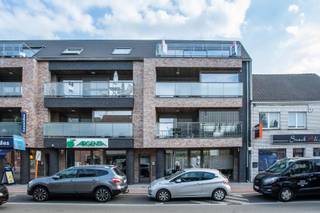 Modern 2 slaapkamer appartement in het centrum van Sint-Job met een groot terras en garagebox.Gelegen op de 3e verdieping, bereikbaar met lift of...