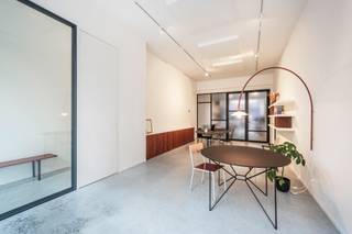 Ben jij op zoek naar een nieuwe uitdaging? Een plek waar je jouw commerciële creativiteit volop kunt inzetten, midden in het hart van Berchem? Dan is dit misschien precies wat je zoekt, want een voormalige winkel komt te huur!<br /><br />Gelegen in de bruisende Statiestraat geniet deze commerciële ruimte van een uitzonderlijk centrale ligging, vlak bij station Antwerpen-Berchem en met een vlotte verbinding naar het stadscentrum. De levendige straat, omringd door winkels, horeca en buurtvoorzieningen, zorgt voor een constante passage en maximale visibiliteit. <br /><br />Dankzij deze dynamische omgeving biedt het pand tal van mogelijkheden voor verschillende commerciële concepten, terwijl alles zich bovendien op wandelafstand bevindt voor klanten én ondernemers. Een unieke kans dus voor een onderneming die droomt van een toplocatie: je staat hier letterlijk en figuurlijk in de kijker.<br /><br />Het handelspand is verrassend ruim en uitgerust met alles wat je nodig hebt: elektriciteit, verwarming, wateraansluitingen, voldoende bergruimte en apart sanitair. <br />En nu het leukste deel: bijna alles kan hier. Laat je fantasie maar gaan, dit pand kan jouw droom met gemak dragen.<br /><br />Zin om eens binnen te stappen en verder te brainstormen over alle mogelijkheden? Plan gerust een bezoek in via volgende link: https://jamar.immo/te-huur/gerenoveerd-handelsgelijkvloers-op-toplocatie-in-berchem/<br />Vragen? Contacteer gerust roxanne@jamar.immo<br /><br />Extra’s: <br />- Huurprijs: 1.850 euro/maand (excl. BTW)<br />- Water, gas en elektriciteit = apart<br />- Geen gemeenschappelijke kosten <br />- Kitchenette aanwezig<br />- Gerenoveerd: EPC = B