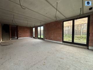 <p><span>BEN-WONING MET 4 KAMERS EN TUIN</span></p><p><span>Vraagprijs: 480.278 euro </span></p><p><span> </span></p><p><span>Deze BEN-woning is gelegen in het rustige en landelijke Gooik, strategisch tussen Ninove en Halle. </span></p><p><span> </span></p><p><span>Beneden treft u de inkomhal, apart toilet, technische ruimte, slaapkamer met doucheruimte en de ruime lichtrijke leefruimte met plaats voor open keuken met eiland. </span></p><p><span> </span></p><p><span>Boven biedt de woning ruimte voor 2 slaapkamers, waarvan 1 voorzien van dressingruimte en de badkamer. </span></p><p><span> </span></p><p><span>De zolderverdieping kan ingericht worden als de 4de slaapkamer. </span></p><p><span> </span></p><p><span>Deze woning wordt al grotendeels afgewerkt, exclusief sanitairmateriaal + plaatsing, binnendeuren, betegeling, keuken en trapleuning ter waarde van 55.222 euro.</span></p><p><span>Deze werken kan je ook laten uitvoeren aan 6% BTW door te aannemer( of 21% BTW als u dit zelf doet).</span></p><p><span> </span></p><p><span> </span></p><p><span>Onderverdeling prijs: </span></p><p><span>Grondwaarde: 165.000 euro ( 12% registratie)</span></p><p><span>Constructiewaarde: 315.278 euro ( 6% BTW)</span></p><p><span> </span></p><p><span> </span></p><p><span> </span></p><p><span> </span></p><p><span> </span></p><p><span>Aarzel niet en bel 0489546999 of mail dylan@svena.be</span></p><p><span> </span></p><p><span> </span></p><p><span>Deze gegevens zijn louter informatief en wij kunnen niet aansprakelijk gesteld worden voor eventuele onjuistheden.</span></p><p><span>De bewoonbare oppervlakte is slechts indicatief.</span></p><p><span> </span></p><p><span> </span></p>