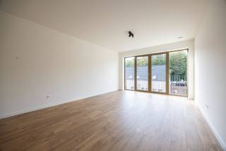 Bent u op zoek naar een energiezuinig en modern appartement in een groene en rustige omgeving met een prachtig balkon? Ontdek dan ’T Park, een exclusief nieuwbouwproject dat comfortabel wonen aan het iconische Rivierenhof in Deurne combineert met hedendaagse luxe en duurzaamheid.<br /><br />Indeling<br />U betreedt het appartement via de centraal gelegen inkomhal. Vooraan kan u dan vervolgens toegang nemen tot de lichtrijke woonkamer en de hoogwaardig afgewerkte open keuken met o.a. een vaatwasser, inductiekookplaat, combi-oven, koelkast en dampkap. <br /><br />Centraal in het appartement vindt u de strakke badkamer met inloopdouche en dubbel lavabomeubel, de praktische berging voor o.a. wasmachine en droogkast, alsook het aparte toilet. Verder is er nog één slaapkamer, met toegang tot het ruime balkon.<br /><br />Tot slot beschikt het appartement nog over een ondergrondse autostaanplaats (€100/maand) en een privatieve kelderberging. <br /><br />Gemeenschappelijke kosten: €65/maand (provisie minuterie en onderhoud lift/gemene delen)<br /><br />Pluspunten <br />- AAA-locatie: nabij openbaar vervoer, winkels, invalswegen, 't Rivierenhof, sportvoorzieningen, ... <br />- Energiezuinig & hoogwaardig afgewerkt: warmtepomp, zonnepanelen, vloerverwarming, energieneutraal, ... <br />- Praktische ondergrondse autostaanplaats en kelderberging<br />- Onmiddellijk beschikbaar