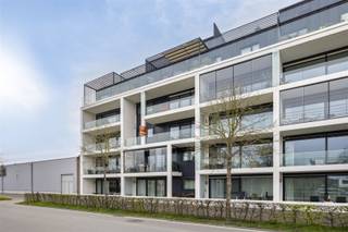 Appartement met frontaal zicht op de Schelde. INDELING Langs de inkomhal met toilet en bijhorende berging kom je terecht in de living met open...