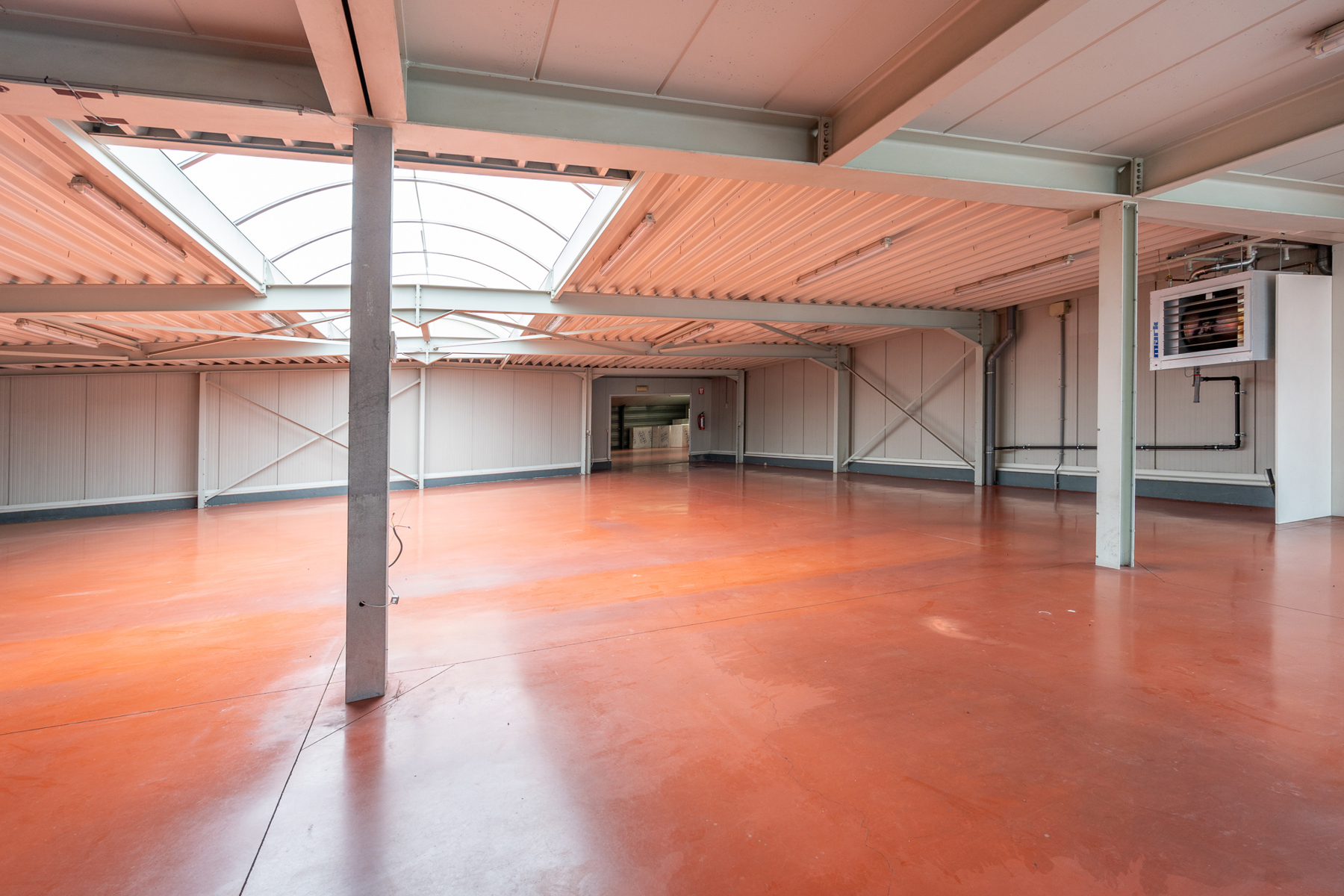 Ruim handelspand met magazijn van 700 m² te huur op zichtbare locatie langs de Bredabaan - foto 4