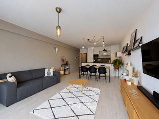 <p>Tel.: 0456 89 12 70 / E-mail: noah.c@weinvest.be<br /><br />We Invest biedt u exclusief dit prachtige appartement van 92 m² aan, gelegen op de 3e verdieping van een gebouw op een ideale locatie aan de Konkelstraat 214 in Sint-Lambrechts-Woluwe.<br /><br />Het appartement bevindt zich in een van de meest gegeerde wijken van Sint-Lambrechts-Woluwe en geniet van een rustige, groene woonomgeving. Winkels, scholen, openbaar vervoer en belangrijke invalswegen bevinden zich in de onmiddellijke nabijheid. Een ideale locatie die wooncomfort en bereikbaarheid perfect combineert.<br /><br />Het appartement beschikt over ruime vertrekken, veel natuurlijk licht en een veiligheidsdeur voor extra gemoedsrust. De indeling omvat een ruime leefruimte met salon, een volledig uitgeruste keuken, twee slaapkamers, twee badkamers en twee balkons waar u heerlijk van de buitenlucht kunt genieten. Daarnaast zijn er tal van opbergmogelijkheden, waaronder een grote ingebouwde kast en een dressing.<br /><br />Het appartement beschikt bovendien over een parkeerplaats, beschikbaar voor € 100 per maand, evenals een privatieve kelder.<br /><br />Extra parkeerplaats : € 100/maand<br /><br />Kosten: € 160/maand (voorschot voor de gemeenschappelijke kosten en koud water)<br /><br />EPC: D<br /><br />Beschikbaar vanaf december. Huurcontract van minimaal 1 jaar.<br /><br />Aarzel niet om een bezoek in te plannen! Ontdek ook onze andere exclusieve panden via www.weinvest.be.</p>