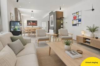 Prachtig onderhouden gelijkvloersappartement van maar liefst 175m² gelegen op 50m van het strand te Sint-Idesbald. Dit gelijkvloersappartement beschikt over een privé-inkom (rechtstreeks toegankelijk van de straat), berging / wasplaats, gasten toilet met handwasbakje, ruime leefruimte voorzien van salon, zithoek, eetplaats en bureelruimte. Verder is er nog een volledig geïnstalleerde keuken met veel bergruimte voorzien van een aanpalende eethoek, 2 slaapkamers en 2 badkamers met toilet. Genieten van de zon kan u doen op het zongerichte terras. Privé-parkeerplaats met laadpaal inbegrepen. Ook is er in de kelderverdieping mogelijkheid om een privatieve berging aan te kopen. Deze benedenwoning wordt gekenmerkt door het enorme ruimtegevoel en de kwalitatieve materialen. Aarzel niet en vraag nu uw bezoek aan voor dit prachtige eigendom. EPC: 196 UC: 2577847 (B Klasse - geen renovatieplicht) (Ref. NI25828)