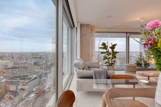 Exclusief appartement, gelegen op de 21ste verdieping van de Antwerp Tower.Indeling:Via de centraal gelegen inkomhal heeft men toegang tot alle...