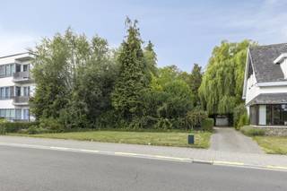 <p><span><span>Unieke bouwgrond 804 M2 te koop voor open bebouwing met westelijke oriëntatie. De bouwbreedte van de woning bedraagt 10m00. De maximale bouwdiepte bedraagt: 15m00 op het gelijkvloers en de verdieping. Kroonlijsthoogte voorgevel /achtergevel: 6m50 vanaf het afgewerkte dorpelpeil. De bouwgrond is gelegen in rustige en gezinsvriendelijke buurt, weg van de drukte van de stad, maar toch op korte afstand van alle nodige voorzieningen. Ideale verbinding naar Mechelen / Antwerpen of Brussel.</span></span></p>