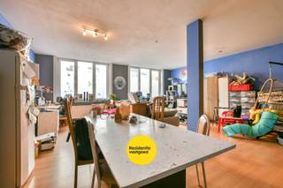 Ruim en lichtrijk 2-slaapkamerappartement van ca. 98 m², gelegen op de eerste verdieping in het centrum van Blankenberge. Dit charmante appartement in een gebouw uit 1930 combineert een centrale ligging met een praktische indeling en hedendaags comfort. Bovendien is het momenteel verhuurd, wat het uitermate interessant maakt als investering met onmiddellijk rendement.<br /><br />Via de inkomhal betreedt u de aangename leefruimte, afgewerkt met laminaat en voorzien van grote raampartijen die zorgen voor een overvloed aan natuurlijk licht. De woonkamer beschikt over meerdere draai-kipramen en vaste ramen, wat bijdraagt aan een open en luchtig gevoel. Aansluitend bevindt zich de keuken, die functioneel ingericht is en vlot aansluit op de leefruimte.<br /><br />Het appartement telt twee slaapkamers, beide voorzien van laminaatvloer en centrale verwarming op aardgas. De badkamer is uitgerust met een ligbad, lavabo en aansluiting voor een wasmachine, en geniet van natuurlijke verluchting via een raam. Daarnaast is er een apart toilet en een handige berging met cv-ketel en zekeringskast.<br /><br />Met een EPC-label B (177 kWh/m² jaar) is er geen renovatieplicht, wat extra gemoedsrust biedt. De combinatie van dubbele beglazing in PVC, centrale verwarming en een gunstige ligging nabij winkels, openbaar vervoer en de zeedijk maken dit appartement tot een aantrekkelijke opportuniteit voor zowel investeerders als starters.