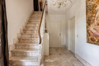 Op een boogscheut van de dorpskern van het gezellige Tielrode staat deze goed onderhouden en gerenoveerde open bebouwing, die rust en gezelligheid combineert met het comfort van een aangenaam dorpsleven. Dankzij de royale indeling en talrijke voorzieningen is dit de ideale gezinswoning.<br />De woning beschikt over een ruime, moderne keuken met kookeiland, volledig uitgerust met alle nodige toestellen, en sluit naadloos aan op de lichte en ruime leefruimte. In de schitterende aanbouw kan u volop genieten van de zon, met een directe toegang tot het terras waar een ingebouwde jacuzzi voor extra ontspanning zorgt.<br />Op de eerste verdieping bevinden zich drie ruime slaapkamers met dressing en een stijlvolle badkamer voorzien van zowel ligbad als inloopdouche. Verder beschikt de woning over een garage met elektrische poort, vier autostaanplaatsen, een praktische berging en een wasplaats.<br />Achteraan de woning wacht u een oase van rust en groen, die een echt vakantiegevoel oproept. Bovendien is er een aansluiting naar de dijk, waardoor u zich veilig en vlot te voet of met de fiets kan verplaatsen. Met goedkeuring van de gemeente bestaat er zelfs de mogelijkheid om een assistentiewoning bij te bouwen.<br />Kortom, deze eigendom biedt alles voor wie op zoek is naar ruimte, comfort en een prachtige ligging.
Uw ideale woning staat hier op u te wachten!<br /> Schrijf u vandaag nog in voor het bezoekmoment via onze website.