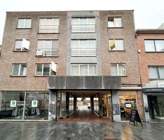Dit ruim appartement is gelegen in het hartje van Beveren. Het is gelegen op de tweede verdieping en is makkelijk te bereiken via de lift.Indeling:...