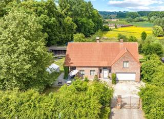 PROPRIÉTÉ UNIQUE située dans un cadre de tranquillité et de vie privée, dans un ENVIRONNEMENT SPLENDIDE sur plus de 1 hectare de terrain...