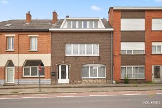 À la recherche d'une maison spacieuse et polyvalente près du centre? Cette maison particulière offre de nombreuses possibilités grâce à l'espace...