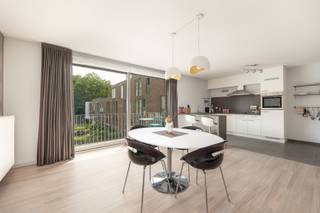 Nabij de groene 'Berm' in Mortsel, treffen we dit instapklaar en gemeubeld 2 slaapkamer-appartement aan. Het gebouw is gelegen op de...