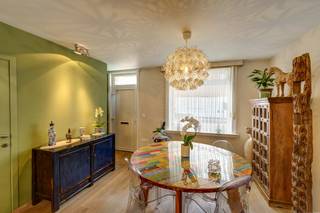 <p>Interesse? Plan zelf online je bezoek in via onze digitale agenda via www.copandi.be.</p><p>Alle relevante keuringen en wettelijke attesten kan u downloaden via onze website.</p><p>Vragen? Neem contact op met ivory@copandi.be of via +32 15 79 05 50.</p><p></p><p>Deze woning is gelegen in de Blijde Inkomststraat 90, in een rustige en residentiële straat te Machelen. Het betreft een charmante woning met een bewoonbare oppervlakte van 111,75 m², ingeplant op een perceel van 211,68 m² en voorzien van een aangename tuin van 135,19 m².</p><p></p><p>De woning werd grotendeels gerenoveerd in 2010. Daarbij werd de badkamer volledig vernieuwd en werd de keukenruimte uitgebreid tot een grote, open leefkeuken met een nieuwe lichtkoepel. Tevens werden zowel op het gelijkvloers als op de verdieping nieuwe vloeren, plafonds en stucwerken voorzien. Ook de zolder werd volledig afgewerkt en geïsoleerd. De keukenmeubels dateren van 2007. Dankzij deze renovaties combineert de woning hedendaags wooncomfort met een praktische en aangename indeling. Het plat dak ter hoogte van de keuken en badkamer werd vernieuwd aan de binnenzijde.</p><p></p><p>Dankzij haar strategische ligging geniet de woning van een uitstekende bereikbaarheid naar winkels, scholen, openbaar vervoer en belangrijke invalswegen. Tegelijkertijd biedt de omgeving een rustige en aangename woonomgeving met voldoende privacy.</p><p></p><p>KENMERKEN:</p><p></p><p>• Locatie: Machelen</p><p>• Perceel: 211,68 m²</p><p>• Tuin: 135,19 m²</p><p>• Bewoonbare oppervlakte: 111,75 m²</p><p>• Aantal slaapkamers: 3</p><p>• Aantal badkamers: 1</p><p>• Aantal toiletten: 1</p><p>• Bouwjaar: 1920-1935</p><p>• Renovatiejaar: 2010 (zie beschrijving)</p><p>• Verwarming op: aardgas via kachel (gelijkvloers)</p><p>• Kadastraal inkomen: € 480,00</p><p></p><p>INDELING:</p><p></p><p>• Verdieping -1: kelder</p><p>• Gelijkvloers: woonkamer, eetkamer, keuken, badkamer, wasruimte</p><p>• Eerste verdieping: nachthal, 2 slaapkamers</p><p>• Tweede verdieping: nachthal, 1 slaapkamer</p><p></p><p>GELIJKVLOERS:</p><p></p><p>Bij het betreden van de woning komt men rechtstreeks terecht in de gezellige leefruimte aan de straatzijde. Deze woonruimte van circa 33 m² is voorzien van een aangenaam parket en vormt samen met de aansluitende ruime leefkeuken van 22,76 m² een open en uitnodigend geheel.</p><p></p><p>De keukenmeubelen dateren van 2007. In 2010 werd de keukenruimte verder geoptimaliseerd en opengetrokken tot een grotere, lichtrijke leefkeuken. Daarbij werden een nieuwe lichtkoepel geplaatst en zowel op het gelijkvloers als de verdieping de vloeren, plafonds en het stucwerk vernieuwd. Dankzij de lichtkoepel geniet de keuken van een aangename natuurlijke lichtinval, wat bijdraagt aan het ruimtelijk gevoel en het wooncomfort. De keuken biedt bovendien voldoende ruimte voor het plaatsen van een eettafel.</p><p></p><p>Aansluitend bevindt zich de ruime badkamer met geïntegreerde wasruimte van 9,09 m², eveneens volledig vernieuwd in 2010. Daarnaast beschikt het gelijkvloers nog over een apart toilet en een centrale doorgang naar de overige ruimtes.</p><p>Het plat dak ter hoogte van de keuken en badkamer werd vernieuwd langs de binnenzijde. De leefruimte wordt verwarmd door middel van een gaskachel.</p><p></p><p>EERSTE VERDIEPING:</p><p></p><p>Op de eerste verdieping bevinden zich twee slaapkamers met oppervlaktes van respectievelijk 7,72 m² en 14,56 m². De ruime nachthal van 6,95 m² draagt bij tot een aangename circulatie en biedt bijkomende mogelijkheden voor kasten of werkruimte.</p><p></p><p>TWEEDE VERDIEPING:</p><p></p><p>De tweede verdieping bestaat uit één ruime slaapkamer van 19,46 m², geschikt als master bedroom, tienerkamer of polyvalente ruimte. De aparte nachthal verhoogt het comfort en de privacy op deze verdieping.</p><p></p><p>KELDER:</p><p></p><p>De aanwezige kelder van 16,14 m², biedt extra opslagruimte of kan worden aangepast aan uw specifieke behoeften.</p><p></p><p>TECHNIEKEN:</p><p></p><p>De woning wordt momenteel verwarmd door middel van een gaskachel op het gelijkvloers. Aangezien de gasleidingen reeds aanwezig zijn in de woning, kan er relatief eenvoudig worden overgeschakeld naar een centrale verwarming op aardgas. Daarnaast biedt de woning ook potentieel om te evolueren naar een energiezuiniger systeem, zoals een warmtepomp (bijvoorbeeld via airco-units voor zowel verwarming als koeling).</p><p></p><p>Technische gegevens:</p><p></p><p>• Elektrische keuring: niet conform het AREI</p><p>• EPC: label F – 575 kWh/m²/jaar</p><p>• Asbest: woning is niet-asbestveilig</p><p></p><p>Voor meer details of om een bezichtiging te plannen, nodigen we u uit om contact met ons op te nemen. We kijken ernaar uit om u te begeleiden bij het ontdekken van deze woning.</p><p></p><p>✅ Rustige en residentiële ligging te Machelen</p><p>✅ Goede bereikbaarheid naar winkels, scholen, openbaar vervoer en invalswegen</p><p>✅ Grotendeels gerenoveerd in 2010</p><p>✅ 3 slaapkamers</p>