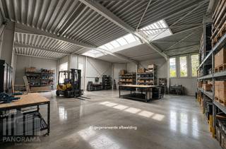 Nieuwbouw KMO-park bestaande uit 7 KMO-units te koop met oppervlaktes tussen 170 m² en 272 m². De strategische ligging vlakbij de N46 zorgt voor een snelle aansluiting richting de E40, wat zorgt voor een vlotte verbinding richting Gent, Brussel en omliggende gemeenten zoals Zottegem en Aalst.<br /><br />De unit van 265 m² maakt deel uit van het Bedrijvenpark Dereadt en is opgebouwd uit een staalconstructie, in combinatie met een betonplint en geïsoleerde sandwichpanelen. De loods heeft een brandklasse C en beschikt over lichtstraten met rookluik, polybetonvloer en een sectionale poort met afzonderlijke toegangsdeur. Dankzij de casco oplevering behoudt u de vrijheid om de afwerking volledig af te stemmen op uw eigen wensen en noden. Tevens 1 parkeerplaats voorzien.<br /><br />Verwachte oplevering september 2026. <br /><br />Heeft u interesse of wenst u graag meer details over dit aanbod? Neem contact op met Gill voor meer info, plannen en lastenboek via het nummer 09 219 90 30.