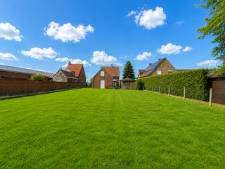 RUIME OPEN BEBOUWING met RENOVATIEPOTENTIEEL op een VLOT BEREIKBARE LOCATIE in Deinze, gelegen op een MOOI PERCEEL van ca. 996 m² e. Deze te...