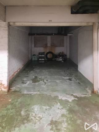 Ruime garage te huur in appartementsgebouw nabij Gent Zuid. Centraal gelegen aan oprit naar E40, E 17 en R.40 aan de Arteveldehogeschool, St-Lievenslaan, H. Frère-Orbanlaan en Koning Albertpark. Onmiddellijk beschikbaar<br /><br />Voor meer info of een bezoek contacteer Stefanie op het nummer 055/59 50 10 of email Stefanie.browaeys@weinvest.be