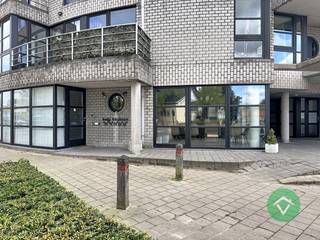 Dit volledig gerenoveerd handelspand met woonst wordt momenteel gebruikt als kapsalon en bestaat uit:een volledig ingericht kapsalon met toilet -...