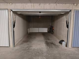 In Residentie Boei, op een uiterst centrale ligging te Middelkerke, bieden wij ondergrondse garage nr. 36 te koop aan op verdieping -2.<br /><br />De garage is zeer vlot toegankelijk en bereikbaar via de Koninginnelaan (inrit) en de Kemmelbergstraat (uitrit). Dankzij de ruime in- en uitrit geniet u van een comfortabel manoeuvreergemak.<br /><br />Afmetingen garage:<br /><br />Breedte: 3,10 m<br />Vrije doorgangsbreedte: 2,88 m<br />Diepte: 5,27 m<br />Vrije hoogte: 1,90 m<br />Totale hoogte: 2,37 m<br /><br />Extra troeven:<br /><br />Zeer centrale ligging nabij zee, winkels en openbaar vervoer<br />Afgesloten privatieve garagebox<br />Ideaal als investering, parkeerplaats of extra bergruimte<br />Zeer lage algemene kosten (syndic)<br /><br />Interesse? Contacteer ons kantoor voor meer informatie of een bezoek ter plaatse.