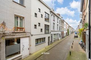 In het historische centrum van Gent vinden we deze ruime en verzorgde studio.<br />Het pand is gelegen in een kleinschalige en rustige residentie.<br /><br />Huur: €740 euro plus €25 gemeenschappelijke kosten<br /><br />Meer info? Bel Matthias op 0497/76.84.89