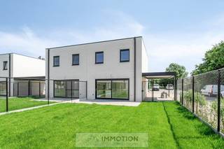 Deze nieuwbouwwoning is gelegen in de rustige verkaveling "Seizoenswijk" Kuurne, tussen de Najaarsweg en Oreganostraat.<br /><br />Met een sterke focus op duurzaamheid en kwaliteit, krijgt elke woning een strakke, moderne uitstraling en een praktische indeling:<br />Inkom met gastentoilet, leefruimte met open ingerichte keuken en berging.<br />Op de verdieping: nachthal, berging/ CV-ruimte, apart toilet, 3 slaapkamers en badkamer voorzien van een wastafel en inloopdouche.<br />De woning beschikt over een aangelegd terras en omheinde tuin met een uitweg achteraan via een kruiwagenpad.<br /><br />Bij deze woning is een private parkeerplaats met parkeerbeugel inbegrepen.<br /><br />De woning beschikt over een regenwaterput van 7.000L, aangesloten op beide toiletten en 2 dienstkranen. <br />Vloerverwarming door middel van een warmtepomp. Het E-peil is 30 of lager.<br />Mogelijkheid tot plaatsen van zonnepanelen.<br /><br /><strong>Deze woning kan enkel aangekocht worden voor verhuur via de Woonmaatschappij Elan. </strong><br />Dit resulteert in een <strong>huurgarantie</strong> en een lager tarief van de onroerende voorheffing!<br />Verkoop aan 12% BTW.<br /><br /><strong>All-in prijs van 300.000 euro.</strong><br /><strong>Nettorendement van ca. 2,82% in het eerste jaar (zonder meerwaarde mee te rekenen), nadien elk jaar hoger!</strong><br /><br /><strong>Voor meer info of een vrijblijvende afspraak, contacteer Vincent op 0475 29 05 13</strong>