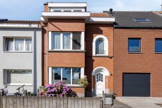 *** Kijkdag 12/07 tussen 14u - 16u *** OP AFSPRAAK *** Zeer energiezuinige en werkelijk instapklare woning te Aalst. De woonst is vlot bereikbaar...