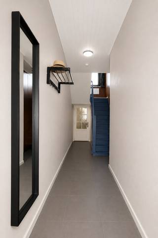 In een uitzonderlijk rustige en aangename buitenwijk van Temse vindt u deze instapklare woning, gelegen op Sint-Jorisstraat 116, 9140 Temse, waar comfort, ruimte en licht op een harmonieuze manier samenkomen.<br /><br />Bij het binnenkomen wordt u verwelkomd in een inkomhal die u toegang geeft tot een zeer ruime en lichtrijke leefruimte, waar grote raampartijen zorgen voor een overvloed aan natuurlijk licht en een open, aangenaam gevoel. De leefruimte sluit naadloos aan op de zeer grote open keuken, die niet alleen baadt in het licht, maar ook ruim is ingericht met een volwaardig eetgedeelte. Hierdoor geniet u van een open en gezellige leefomgeving, ideaal voor etentjes met familie of vrienden.<br /><br />Achteraan de woning bevindt zich de badkamer, uitgerust met een ligbad, douche, lavabo en toilet, waardoor u hier geniet van alle nodige comfort op het gelijkvloers. Daarnaast beschikt u over een bijzonder ruime wasruimte met aansluiting voor een wasmachine, wat het dagelijks comfort verhoogt. De fraai aangelegde tuin vormt een echte troef: u geniet hier van een zeer verzorgde en diepe buitenruimte waar rust en privacy centraal staan. <br /><br />Op de eerste verdieping bevinden zich twee zeer ruime slaapkamers die u flexibel kan inrichten als master bedroom, kinderkamers of bureau. Op de tweede verdieping beschikt u over een ruime slaapkamer die u volledig naar eigen wens kan benutten, bijvoorbeeld als extra master of hobbyruimte. Aansluitend aan deze kamer bevindt zich nog een tweede badkamer, uitgerust met douche, toilet en lavabo, wat het wooncomfort aanzienlijk verhoogt.<br /><br />Met een gunstig EPC-label C is deze woning bovendien energiezuinig en klaar voor de toekomst. De ligging is een absolute meerwaarde: u woont hier zeer rustig en residentieel, maar toch op korte afstand van alle belangrijke voorzieningen, scholen en verbindingswegen. Dit maakt deze woning uitermate geschikt als starterswoning of als comfortabele gezinswoning voor wie ruimte, rust en bereikbaarheid wil combineren.