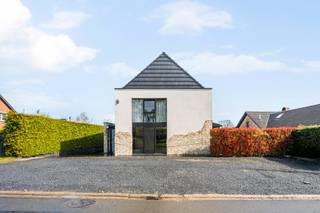 Deze uitzonderlijk ruime villa op een perceel van 1255 m² in Genk combineert wooncomfort, professionele mogelijkheden en een hoogwaardige afwerking. Met een totale bewoonbare oppervlakte van 482 m² is dit een ideale woning voor wie groot wil wonen, werken of ondernemen.<br /><br />De woning beschikt over een bijzonder grote kelder die zowel van binnenuit als via een aparte buitentoegang bereikbaar is. Hier bevinden zich meerdere opslagruimtes en een volledig geluiddichte muziekkamer, ideaal voor hobby’s of professioneel gebruik. Dankzij de ingebouwde keukenlift is er een rechtstreekse verbinding tussen de kelder en de industriële RVS‑keuken op het gelijkvloers, wat perfect is voor horecadoeleinden.<br /><br />Op het gelijkvloers bevindt zich een ingerichte horecaruimte, gekoppeld aan de professionele roestvrijstalen keuken. Daarnaast is er een aparte, gezellige leefruimte met een mooi zicht op de tuin en toegang tot een indrukwekkend terras van 180 m². De fraai aangelegde tuin biedt maximale privacy en rust.<br /><br />Aan de voorzijde van het perceel is er ruime parkeergelegenheid: 6 tot 8 privé‑parkeerplaatsen op eigen terrein, waarbij manoeuvreren comfortabel blijft. Daarnaast kan er vrij op straat geparkeerd worden, waardoor klanten of bezoekers eenvoudig 3 à 4 extra parkeerplekken vinden vlak voor de woning. Er is bovendien een aparte inrit links, plus bijkomende toegang langs de voor- en zijkant van het gebouw. Achteraan op het perceel bevindt zich een vrijstaande garage, die gemakkelijk bereikbaar is via de private oprit en eveneens dienst kan doen als opslag- of werkruimte.<br />Op de eerste verdieping bevinden zich vier ruime slaapkamers en twee badkamers. De masterbedroom beschikt over een eigen en volledig uitgeruste badkamer. De overige kamers zijn geschikt als kinderkamer, logeerkamer of bureau.<br /><br />De bovenste verdieping is ingericht als studio met een eigen slaapkamer, woonruimte en douchekamer, ideaal als zelfstandige woonunit, zorgunit of verhuurmogelijkheid.<br />De woning beschikt over twee huisnummers, waarvan er momenteel één in gebruik is. Hierdoor blijft de mogelijkheid bestaan om een deel van de woning afzonderlijk te benutten of te verhuren.<br /><br />Deze villa onderscheidt zich door haar grote woonvolume, professionele mogelijkheden, hoogwaardige afwerking en uitstekende bereikbaarheid. Een unieke combinatie van wonen, werken en ondernemen voor wie op zoek is naar een veelzijdige en toekomstgerichte eigendom.