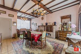 Ben je op zoek naar een te renoveren woning met een charmante gevel en een woonkamer met hoge plafonds? Dan is dit pand precies wat je zoekt!...