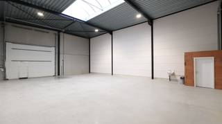 Deze recente nieuwbouwloods van 206 m² is uitstekend gelegen in Beveren en biedt alle comfort voor een efficiënte professionele werking. De loods beschikt over een automatische sectionale poort en wordt geleverd met twee private parkeerplaatsen, inbegrepen in de huurprijs.<br />Dankzij de aanwezige lichtkoepel geniet u overdag van een aangename natuurlijke lichtinval, wat het werken in de loods extra comfortabel maakt.<br /><br /><u>Uitrusting van de loods:</u>
<ul>
	<li>Gepolierde betonvloer</li>
	<li>Automatische sectionale poort</li>
	<li>Nooddeur</li>
	<li>Verlichting</li>
	<li>Toilet met handwasser</li>
</ul>
De gemeenschappelijke kosten en onroerende voorheffing zijn ten laste van de huurder.<br />Verhuur gebeurt onder het btw-stelsel.<br /><br /><u>Toplocatie</u>:<br />De loods is strategisch gelegen nabij de afrit E403 Beveren–Roeselare, de rijksweg, de Brugsesteenweg, het Mammoetcenter en het centrum van Beveren. Een uitstekende bereikbaarheid is dus gegarandeerd.<br /><br />📦 Onmiddellijk beschikbaar!<br /><br />Interesse of een bezoek inplannen?<br />📞 Contacteer ons via 051 201 400.