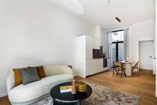 Dit leuk appartement bevindt zich in de Pioenstraat. Een straat waar je alles bij de hand hebt en stiekem niet meer weg wil.Berchem station op...