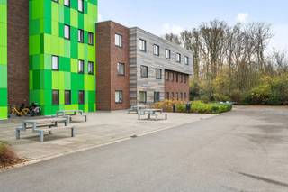 Deze instapklare studentenkamer is gelegen op wandelafstand van de hogeschool vives en vlakbij het centrum van Brugge.<br /><br />De indeling is als volgt: lichtrijke kamer met privé badkamer (douche, lavabo en toilet), gemeenschappelijke keuken met eigen lokker (met slot) en een gemeenschappelijke leefruimte.<br /><br />VIDEO: https://www.facebook.com/share/v/19WULMGCQx/<br /><br />PLUSPUNTEN:<br />- INSTAPKLAAR<br />- VLAKBIJ CENTRUM BRUGGE<br />- OP WANDELAFSTAND VAN VIVES HOGESCHOOL<br /><br />Meer info of een bezoek? Bel Alina op het nummer 0470856308.