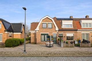 <p><strong>Op te frissen halfopen gezinswoning in Rustige Tuinwijk Moretusburg</strong></p><p>Deze lichtrijke en instapklare halfopen bebouwing bevindt zich in de gezellige tuinwijk Moretusburg, net buiten de bufferzone van Umicore. Dankzij de recente renovatie combineert deze woning karakter met comfort, en biedt ze heel wat potentieel voor wie op zoek is naar een warme thuis in een rustige, doch vlot bereikbare omgeving.</p><p> </p><p>De woning verwelkomt je met een open en ruime leefruimte, waar natuurlijk licht overvloedig binnenvalt. Deze vloeit harmonieus over in de open keuken, ideaal voor wie houdt van gezellig koken en connectie met de leefruimte. Aansluitend is er een hal die toegang geeft tot de tuin, een aangename buitenruimte met mogelijkheden. Vooraan kan je ook gebruikmaken van de tuin waar je ook gezellig kan vertoeven met familie en vrienden.</p><p> </p><p>Naast de keuken bevindt zich een praktische berging met aansluitingen voor een douche, toilet, wasmachine, droogkast en extra koelkast. Op de eerste verdieping tref je twee slaapkamers en een verzorgde badkamer met tweede toilet.</p><p> </p><p>De woning is technisch volledig in orde. Met een frisse schilderbeurt en een beetje tuinonderhoud kan je het geheel nog meer naar je hand zetten.</p><p> </p><p>Moretusburg is een charmante tuinwijk met een uitgesproken buurtgevoel. De woning ligt in een verkeersluwe straat en toch op korte afstand van winkels, scholen en openbaar vervoer. Ook de aansluiting met belangrijke invalswegen is vlot, wat zorgt voor een uitstekende bereikbaarheid.</p><p> </p><p><strong>TROEVEN</strong></p><p>+ Rustige ligging buiten de bufferzone</p><p>+ Open leefruimte met veel lichtinval</p><p>+ Praktische berging met extra voorzieningen</p><p>+ Badkamer met tweede toilet</p><p>+ Tuin met potentieel</p>