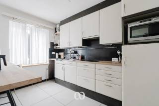 Eerste BEZOEKMOMENT op 30/9. Plan zelf uw afspraak via onze site.<br /><br />Licht. Comfort. En een ligging die het dagelijks leven eenvoudiger maakt.<br /><br />In de gezellige deelgemeente Bevere, vlak bij het station van Oudenaarde, bevindt zich dit verzorgde tweeslaapkamerappartement. Een ideale woonplek voor wie comfort, bereikbaarheid en voorzieningen op wandelafstand weet te appreciëren.<br /><br />De lichtrijke leefruimte vormt het hart van het appartement. Grote raampartijen zorgen voor een aangenaam ruimtegevoel en laten het natuurlijke daglicht volop binnenstromen. De aparte keuken is praktisch ingericht en biedt voldoende ruimte voor dagelijks gebruik.<br /><br />Verder beschikt het appartement over twee volwaardige slaapkamers, een volledig uitgeruste badkamer, een mooie inkomhal met afzonderlijk gastentoilet en een handige berging. In de kelder bevindt zich bovendien nog een private berging.<br /><br />Het appartement werd recent volledig gerenoveerd, wat resulteert in een warme en tijdloze uitstraling. De onderhoudsvriendelijke keramische vloeren zorgen voor een moderne en stijlvolle afwerking.<br /><br />Daarnaast is er een overdekte staanplaats die optioneel kan worden aangekocht (15.000 euro). Op deze centrale locatie vormt dit een absolute meerwaarde en biedt het extra comfort in het dagelijkse leven.<br /><br />Dankzij de combinatie van licht, functionaliteit en een uitstekende ligging is dit appartement een interessante opportuniteit, zowel voor eigen bewoning als voor investering.<br /><br />
