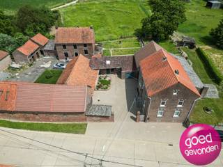 Grote hoeve met zeer ruime woning op 2.242 m² grond, idyllisch gelegen in het rustige en pittoreske Vechmaal.De grote schuur, dienstgebouwen, garages...