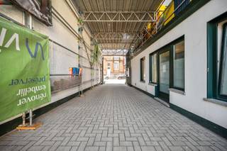 <p><strong>Auguste Lambiottestraat, 1030 Schaarbeek</strong></p>
<p>Dit veelzijdige bedrijfspand biedt een evenwichtige combinatie van kantoorruimte en opslag, op een zeldzame locatie in het Brusselse stadsweefsel. Een ideale uitvalsbasis voor bedrijven die hun administratie, stock en logistiek onder één dak willen samenbrengen.</p>
<p><strong>Het pand in cijfers:</strong></p>
<ul>
<li>ca. 550 m² kantoren</li>
<li>ca. 1.100 m² opslag/stockage</li>
<li>ca. 900 m² buitenruimte en parking</li>
</ul>
<p><strong>Troeven:</strong></p>
<ul>
<li>Functionele mix van kantoor en opslag, geschikt voor uiteenlopende activiteiten (distributie, technische diensten, groothandel, showroom met stock, ...)</li>
<li>Ruime buitenruimte voor parking, laden en lossen of buitenopslag, een schaars goed binnen het Brussels Gewest</li>
<li>Centrale ligging in Schaarbeek met vlotte verbinding naar de Middenring en de E40</li>
<li>Goed bereikbaar met het openbaar vervoer</li>
</ul>
<p>Het pand is momenteel in gebruik door een bedrijf actief in de bouwsector en leent zich uitstekend voor aannemers, technische installateurs, groothandels of distributeurs met nood aan stock en een eigen buitenterrein.</p>
<p>Interesse of een bezoek plannen? Neem contact op met Structura via 02 462 32 00.</p>