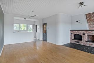Deze toffe, ruime bel-etagewoning is erg goed gelegen in een residentiële wijk, niet ver van het centrum van Stabroek. Hoewel het hier erg rustig wonen is, zijn winkels, openbaar vervoer en scholen allemaal in de directe omgeving aanwezig. U komt de woning binnen via een aparte inkomhal, voorzien van praktische ingemaakte kasten onder de trap. Vanuit deze hal heeft u toegang geeft tot een grote inpandige garage met automatische poort en de achterliggende berging/wasplaats en technische ruimte. Via de trap bereikt u het leefgedeelte op de 1e verdieping. De ruime woonkamer kan dankzij grote ramen genieten van flink wat lichtinval. De aanwezige sierschouw zorgt bovendien voor een extra gezellige uitstraling. Verder bevinden zich op de 1e verdieping nog een comfortabel ingerichte, open keuken en een apart gastentoilet. Via de glazen deur in de keuken heeft u tevens toegang tot het gezellige terras. De tweede verdieping telt 3 volwaardige slaapkamers en een badkamer met ligbad met douche, toilet en wastafel met meubel. Het perceel heeft een totale oppervlakte van 210m². De tuin is mooi omsloten en werd voorzien van een verhard terras en een praktische tuinberging. Dankzij de oriëntatie op het westen kan u in de tuin tot laat op de avond van het zonnetje genieten. De inpandige garage biedt handig plek aan uw wagen. Ook op de oprit voor de woning is er nog een extra staanplaats op eigen terrein.