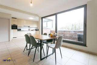 Dit prachtige appartement is een echte oase van ruimte en licht, ideaal voor wie comfortabel wil wonen.Je komt binnen via de inkomhal met apart...