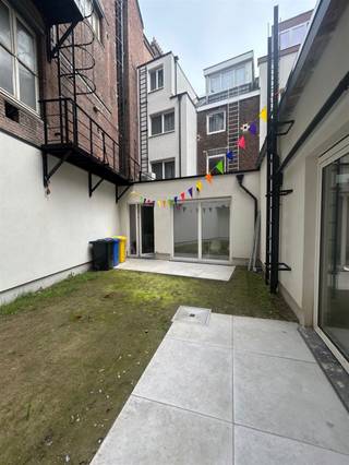 <p>De Tiensestraat ademt sfeer met zijn heterogeen straatbeeld: enerzijds heb je de verschillende stijlen van historische gebouwen en anderzijds kan je er een combinatie vinden van woonhuizen, handelspanden en kantoren.<br /><br />Niet alleen de leuke ligging van het pand is een troef maar ook de faciliteiten in de nabijheid zijn mooi meegenomen. Supermarkten, scholen, campussen, aula’s, faculteiten, printshops, apotheek… op wandel/ fietsafstand. Wil je graag een avondje stappen dan is de Oude Markt op wandelafstand. Ook voor een hapje en drankje ben je in de Parijsstraat/ Muntstraat/ Tiensestraat aan het juiste adres. Leuven zit vol met verborgen schatten en met een kot in de Tiensestraat zal het een dagelijkse ontdekking zijn.<br /><br />Deze studentenresidentie is een vernieuwbouwproject (2024) bestaande uit 7 vergunde studentenkamers privatief sanitair. De renovatie werd uitgevoerd met aandacht voor detail, afwerking en kwaliteitsvolle materiaalkeuze. Ook voldoet het gebouw aan de gevraagde strenge energiezuinigheidsnormen. De entiteiten zijn kamers eigen sanitair en een studio, dewelke volledig bemeubeld aangeboden worden. Bovendien is er een inpandige fietsenstalling en een gemeenschappelijke keuken met eetplaats aanwezig zodat studenten samen kunnen kokerellen! Een echte troef aan dit pand is de gemeenschappelijke buitenruimte, waar de studenten gezellig samen kunnen ontspannen!<br /><br />Het gebouw biedt een nettorendement van 3,51% op jaarbasis, de perfecte investering dus! Akte dient verleden te worden voor 01/09/2026.</p>