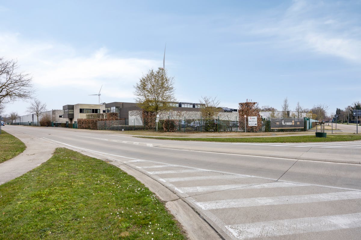 Centre de distribution récent avec 10 000 m² d'entrepôt dans un emplacement privilégié à proximité de l'E314 - photo 1