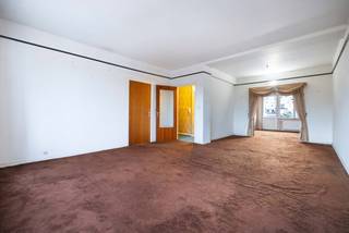 <strong>SCHAERBEEK</strong>, Quartier Dailly, à proximité directe de la Place des Bienfaiteurs, du Square Armand Steurs, du Parc Josaphat, des transports en commun et de toutes les autres commodités, venez découvrir cet appartement 2 chambres de ± 86m² à rénover.<br /><br /><span>Au 3ème étage droit</span> :<br />
<ul>
<li>Hall d'entrée de ± 6,5m² avec vestiaire séparé et porte blindée</li>
<li>Living de ± 33m² - Parquet</li>
<li>Cuisine non équipée de +-8m² (possibilité d'abattre la cloison vers le séjour afin de créer un espace plus large et plus moderne)</li>
<li>Chambre 1 de ± 13m² avec accès vers la terrasse</li>
<li>Chambre 2 de ± 13,5m² avec accès vers la terrasse</li>
<li>Terrasse de ± 7m² orientée Sud-Est + débarras extérieur</li>
<li>Salle de bains de ± 3m²</li>
<li>WC séparé</li>
</ul>
Cave n°20<br /><br />Provision charges : ± 250€/ mois - Frais communs, eau chaude, eau froide, chauffage et fonds de réserve<br />Garage box en option : 40.000€<br /><br /><span>Aspects techniques : </span><br />
<ul>
<li>PEB : D, 190kWh/ (m²/an)</li>
<li>Chaudière commune au gaz à condensation (2024)</li>
<li>Adoucisseur d'eau</li>
<li>Double vitrage pVC (sauf un)</li>
<li>Revenu cadastral : 1.090,00€</li>
</ul>