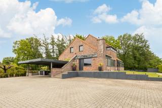 Deze schitterende, royale woning combineert comfort en ruimte op een indrukwekkend perceel van 2.737 m².Nieuw samengestelde gezinnen, of zij die...