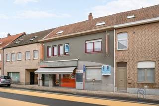 Op een uitstekende locatie in Deerlijk vinden we deze veelzijdige en uiterst goed onderhouden handelswoning (slagerij + woonst), ideaal voor wie wonen en werken wil combineren of op zoek is naar een eigendom met extra ruimte en potentieel.

In de woning vinden we op de gelijkvloers een ruime keuken met aansluitend een leefruimte. Boven zijn er 4 volwaardige slaapkamers en een geïsoleerde zolder. Achteraan geniet u van een grote, zonnige tuin met bovendien een tweede uitweg, wat een echte meerwaarde vormt op vlak van toegankelijkheid en mogelijkheden. 

Daarnaast omvat het pand een handelsruimte van ca. 160m², die momenteel ingericht is als slagerij. Deze ruimte werd vernieuwd in 2002 en kan eenvoudig worden aangepast of heringedeeld naar eigen wensen: winkelruimte, praktijk, atelier, kantoor, opslagruimte of multifunctionele invulling behoren allemaal tot de opties.

Troeven: ruime woning, super onderhouden, energiezuinig en instapklaar. 

Kortom: een instapklaar eigendom met een sterke combinatie van wooncomfort en commerciële/multifunctionele mogelijkheden, ideaal voor zelfstandigen, vrije beroepen of gezinnen die ruimte zoeken.

Interesse? Meer informatie via feline@immobeguin.be