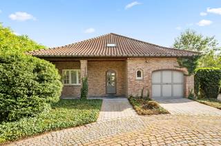 <h3><span><span>Prachtig gerenoveerde parel in 2e lijn te Aarschot – Ruimte, licht en privacy!</span></span></h3><p><span><span>Ben je op zoek naar een zeer ruime, instapklare woning waar rust, privacy en lichtinval centraal staan? Deze prachtig gerenoveerde woning, discreet gelegen te Aarschot biedt het allemaal!</span></span></p><p><span><span>Dankzij de ligging op de 2e lijn geniet je van een unieke sfeer en optimale privacy, ver weg van de straatdrukte. Bij de hoogwaardige renovatie is gekozen voor duurzame materialen, wat zorgt voor een moderne doch warme uitstraling. Bovendien valt overal in de woning meteen de overvloed aan natuurlijk licht op.</span></span></p><h4><span><span> </span></span></h4><p><span><span>Indeling als volgt:</span></span></p><p><span><span>Bij het betreden van de woning kom je binnen in een ruime verzorgde inkomhal voorzien van een apart gastentoilet.</span></span></p><p><span><span>Vervolgens wandel je door naar de gezellige en lichtrijke living die naadloos overgaat in de open keuken en de aansluitende veranda. </span></span><br /><span><span>Meteen naast de keuken bevindt zich een zeer praktische berging/wasplaats.</span></span><br /><span><span>Een grote troef van het gelijkvloers is dat je hier reeds een eerste volwaardige slaapkamer én een badkamer terugvindt, wat gelijkvloers wonen mogelijk maakt!</span></span></p><p><span><span> </span></span></p><p><span><span>Op de bovenverdieping bevinden zich nog eens 3 zeer ruime, lichtrijke slaapkamers.</span></span></p><p><span><span>Daarnaast beschikt deze verdieping over een tweede, ruime badkamer die uitgerust is met zowel een comfortabel ligbad als een aparte douche.</span></span></p><p><span><span> </span></span></p><p><span><span>Als kers op de taart bevindt zich achteraan het perceel een te renoveren vergund bijgebouw.</span></span></p><p><span><span>Deze structuur biedt een enorm potentieel voor creatieve kopers die extra ruimte zoeken voor een atelier, praktijkruimte of tuinberging.</span></span></p><p><span><span> </span></span></p><p><span><span>Interesse in deze prachtige energiezuinige  woning?</span></span></p><p><span><span>Contacteer ons nu voor meer informatie of een bezoek ter plaatse!</span></span></p><p><span><span>0467 00 67 79</span></span></p><p><span><span><u>info@eraetsvastgoed.be</u></span></span></p><p><span><span> </span></span></p>