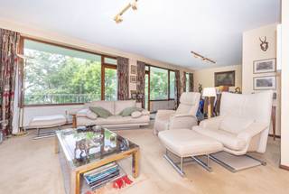 <p>Ontdek dit prachtige appartement met 3 slaapkamers van ±160 m² in de groene omgeving van Ukkel. Al bij aankomst valt de ligging op door de nabijheid van winkels, openbaar vervoer en scholen, die allemaal op een steenworp afstand liggen. Dit appartement bevindt zich op de 3e verdieping van een goed onderhouden gebouw van 9 verdiepingen en biedt een mooie leefruimte waar het licht rijkelijk binnenstroomt. De ruime en gezellige woonkamer met open haard komt uit op een eerste terras met een vrij uitzicht, ideaal om van de mooie dagen te genieten. De ingerichte keuken sluit perfect aan bij deze gezellige leefruimte. Het slaapgedeelte van het appartement bestaat uit drie slaapkamers, waaronder een tweepersoonskamer (met de mogelijkheid om een vierde slaapkamer in te richten), evenals toegang tot een tweede terras. Een badkamer en een doucheruimte maken de indeling compleet. Hoewel het appartement een opknapbeurt nodig heeft, biedt het een prachtige kans om het geheel naar eigen smaak in te richten. In de kelder bevinden zich twee kelders die ideaal zijn voor opslag. Een parkeerplaats buiten en een optionele garagebox (+35.000 €) zorgen voor een zeer gewaardeerd parkeergemak. EPC: D. Afmetingen ter indicatie. Zeker een bezichtiging waard!</p>
<p></p>
<p></p>
<p><u>3e verdieping</u>: Appartement “I-J-3”</p>
<ul>
<li>Hal met inbouwkasten</li>
<li>Ingerichte keuken van ±17 m² met aansluiting voor wasruimte</li>
<li>Ruime woonkamer van ±48 m² met open haard</li>
<li>Toilet met wastafel</li>
<li>Slaapgedeelte</li>
<li>Badkamer (bad, dubbele wastafel)</li>
<li>Doucheruimte</li>
<li>Slaapkamer van ±16 m²</li>
<li>Tweepersoonsslaapkamer van ±26 m²</li>
<li>Slaapkamer van ±16 m²</li>
<li>Terras aan de voorzijde van ±16 m²</li>
<li>Terras aan de achterzijde van ±16 m²</li>
</ul>
<p>Kelders nr. 53-54</p>
<p>Buitenparkeerplaats nr. 16</p>
<p></p>
<p>Verplichte meerprijs: Garagebox nr. 59 (+35.000 €)</p>